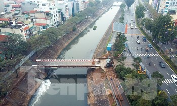 Bên trong rào chắn công trình thi công mở rộng cầu Yên Hòa bắc qua sông Tô Lịch.