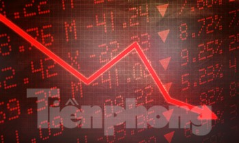Dịch COVID-19 căng thẳng, VN-Index giảm nhẹ, xuống còn 1.241,81 điểm