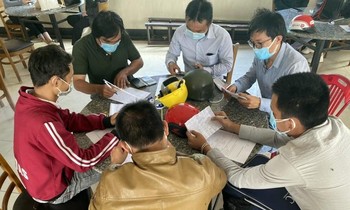 Nhóm người đang khai báo y tế tại chốt kiểm dịch trên quốc lộ 1A phía Nam tỉnh Bình Thuận. Ảnh: CTV.