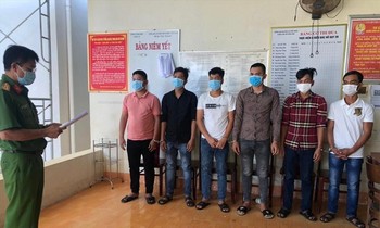 Công an đọc lệnh bắt các đối tượng về tội “Tổ chức sử dụng trái phép chất ma túy".