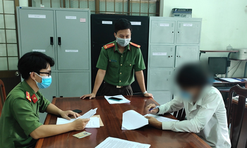 Công an thị xã Phú Mỹ làm việc với H. Ảnh: Công an cung cấp.