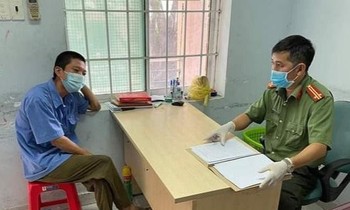 Công an làm việc với Trần Trọng T. Ảnh: CTV.