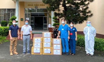 Hiệp hội Xây dựng và Vật liệu Xây dựng TPHCM tặng 600 túi thuốc cho Bệnh viện dã chiến Quận Tân Bình.