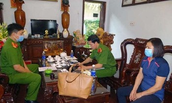 Bà Mai Thị Dần tại buổi khám xét nơi làm việc vào sáng 21/10.