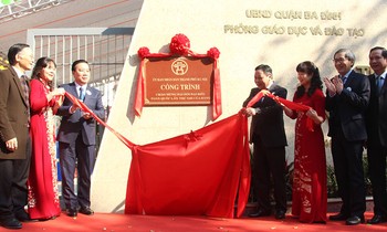 Hà Nội gắn biển 2 công trình trường học chào mừng Đại hội Đảng