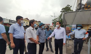 Phó Chủ tịch UBND thành phố Hà Nội Chử Xuân Dũng kiểm tra công tác phòng chống dịch tại Thường Tín. Ảnh: PV