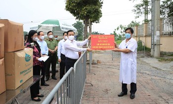 Bí thư Thành uỷ Hà Nội Đinh Tiến Dũng thăm, tặng quà Bệnh viện Bệnh Nhiệt đới T.Ư cơ sở Kim Chung (Đông Anh, Hà Nội)
