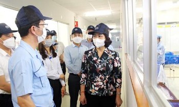 Phó Bí thư Thường trực Thành ủy Hà Nội Nguyễn Thị Tuyến kiểm tra công tác phòng, chống dịch COVID-19 tại Khu công nghiệp Nội Bài