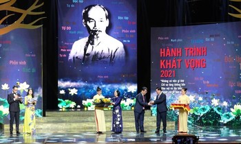 Tôn vinh những tấm gương bình dị, cao quý