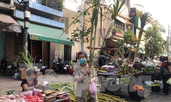 Người dân mua mía với ý nghĩa bác thang cho ông Táo lên trời