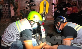Đội hỗ trợ nhân dân quận Bình Tân đêm đêm rong ruổi vá xe, sửa xe... miễn phí cho người đi đường