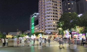 Phố đi bộ Nguyễn Huệ vắng hoe tối cuối tuần