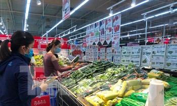 Chợ vắng hoe, khách đổ vào siêu thị mua thực phẩm cuối tuần