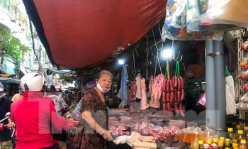 Không chỉ bà nội trợ mà tiểu thương cũng lo lắng khi nhiều mặt hàng nhảy giá