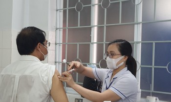 Tiêm văc-xin phòng COVID-19 tại TPHCM (ảnh: HCDC)