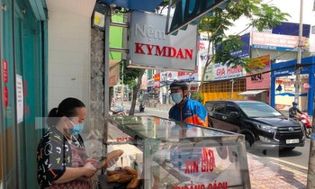 Hàng quán hiện nay chỉ được bán mang đi