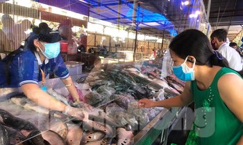 Người dân TPHCM kéo nhau đi mua thịt, cá, tôm, cua... giá rẻ
