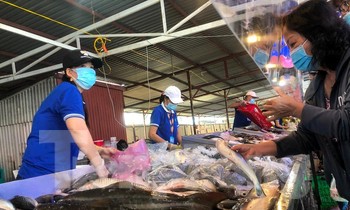 Hàng hóa về TPHCM tăng nhanh khi nhiều chợ truyền thống mở lại