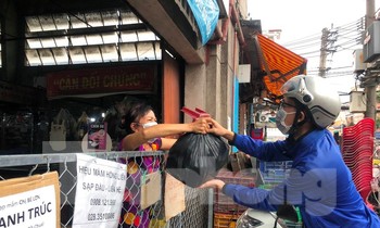 Khách mua hàng qua điện thoại