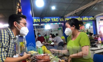 Người dân thành phố hào hứng mua đặc sản vùng miền