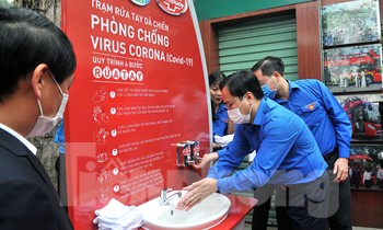 Trạm rửa tay dã chiến chống dịch Covid-19 đầu tiên tại Hà Nội