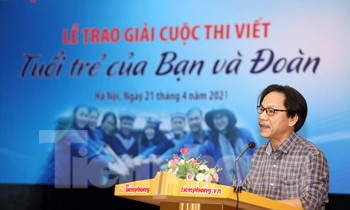 Deputy Editor-in-Chief of Tien Phong Newspaper Le Minh Toan speaking at the awards ceremony. Photo: Nhu Y