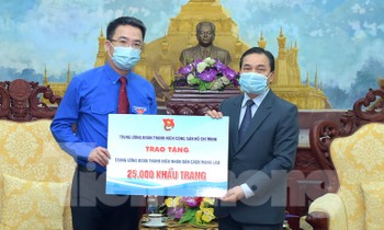 Mr. Nguyen Tuong Lam presented a signboard of 25,000 masks to Mr. Seng Phet Hung-Bun-Nhuong. Photo: Xuan Tung