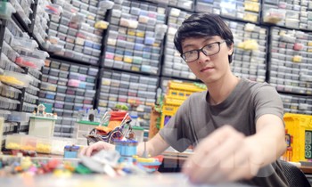 The Vietnamese boy built the Hoang Sa, Truong Sa ship from the Lego model and thanked the fishermen by the sea