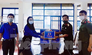 Ms. Nguyen My Linh sends gifts to children who are undergoing concentrated isolation in Song Cong City