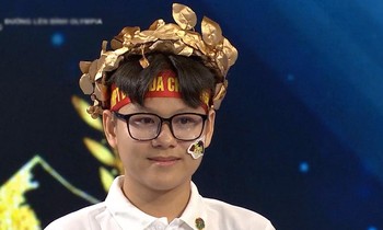 Nguyen Nhat Nam won a laurel wreath after winning the side question