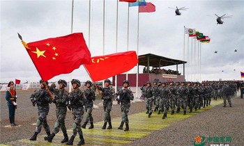 Quân đội Trung Quốc tham gia duyệt binh trong lễ khai mạc cuộc tập trận chiến lược Kavkaz-2020 vào ngày 19 tháng 9 năm 2021 tại Nga. Ảnh: Bộ Quốc phòng Trung Quốc