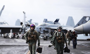 Tìm hiểu bộ đồ bay 'trang bị tận răng' của phi công hải quân Mỹ