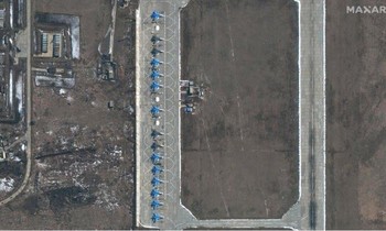 Các cường kích Su-34 tại căn cứ không quân Morozovsk của Nga, cách biên giới Ukraina khoảng 150km. (Hình ảnh: Maxar)