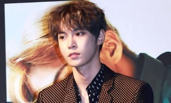 Netizens đã phát 'sốt' trước cặp anh em cực phẩm, giờ Doyoung (NCT) còn lấn sân nhạc kịch