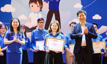 Bí thư Thành Đoàn Hà Nội Chu Hồng Minh cùng anh Trương Ngọc Kiểm, Bí thư Đoàn ĐHQG Hà Nội trao giải thưởng Ngôi sao xanh tới bí thư chi đoàn, chi hội trưởng, chủ nhiệm CLB tiêu biểu.