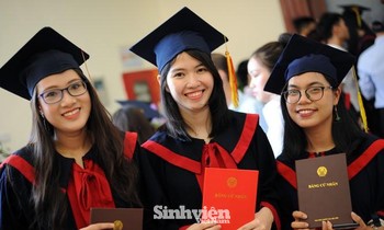 Sinh viên trường ĐH Ngoại ngữ (ĐHQG Hà Nội) tại Lễ nhận bằng tốt nghiệp. Ảnh: DƯƠNG TRIỀU