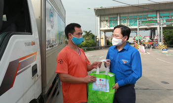 anh Nguyễn Anh Tuấn, Ủy viên T.Ư Đảng, Bí thư thứ nhất T.Ư Đoàn, Chủ tịch T.Ư Hội LHTN Việt Nam thăm và tặng quà cho lực lượng lái xe đường dài đang vận chuyện hàng hoá, nhu yêu phẩm.