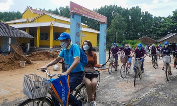 Du khách tham quan huyện Cần Giờ trong điều kiện đảm bảo 5K.