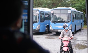 Tài xế, nhân viên sống tạm trên xe buýt đếm ngày được đi làm trở lại