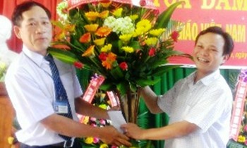 Ông Nguyễn Mạnh Hùng (bìa phải), Chủ tịch huyện A Lưới, có anh “cột chèo” làm Bí thư Huyện ủy