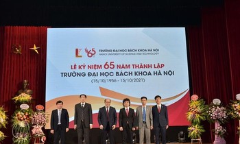 Lãnh đạo ĐH Bách khoa Hà Nội chúc mừng 3 hiệu trưởng trường Cơ khí; Công nghệ thông tin và Truyền thông; Điện - Điện tử. Ảnh: HUST.