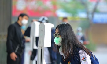 Học sinh lớp 12 đi học trở lại tại trường THPT Việt Đức sáng nay. 6/12. Ảnh: Trọng Tài