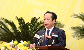Giám đốc Sở GD&ĐT Trần Thế Cương trả lời chất vấn.