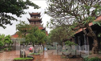 Độc đáo ngôi chùa phủ đầy gốm sứ