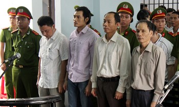 Các bị cáo Nguyễn Hồng Hà, Nguyễn Thành Trung, Trần Lệ Kiên, Vũ Anh Trung (từ phải qua) tại phiên tòa.