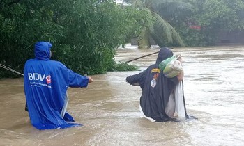 Phú Quốc lũ dâng cao ngang đầu người, huy động 1.000 quân cứu dân
