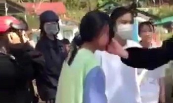 Một học sinh bị tát vào mặt. Ảnh cắt từ clip