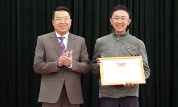 Chủ tịch thành phố tặng giấy khen cho ông Dũng