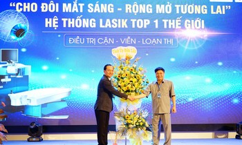 Phó bí thư Thường trực Tỉnh ủy Đắk Lắk Phạm Minh Tấn (bên phải) tặng hoa chúc mừng Bệnh viện mắt Tây Nguyên