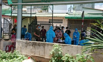 Ngành y tế Đắk Lắk lấy mẫu những hộ dân đang sinh sống tại hẻm 189/1 đường Mai Hắc Đế để xét nghiệm